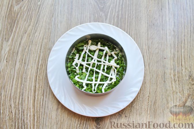 Фото приготовления рецепта: Слоеный салат с белыми грибами, картофелем и солёными огурцами - шаг №9