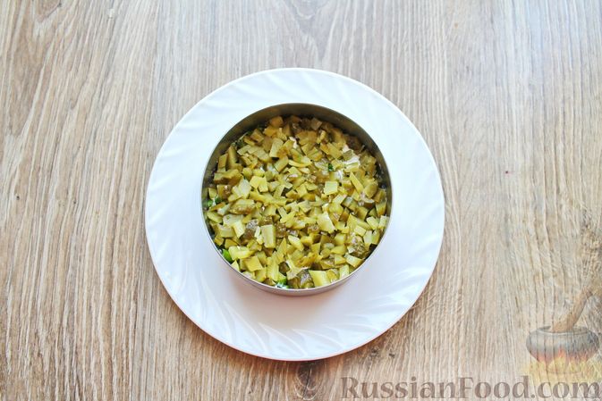 Фото приготовления рецепта: Слоеный салат с белыми грибами, картофелем и солёными огурцами - шаг №10
