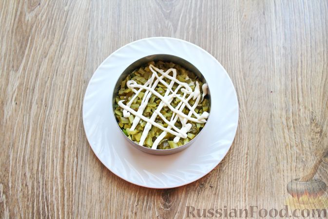 Фото приготовления рецепта: Слоеный салат с белыми грибами, картофелем и солёными огурцами - шаг №11