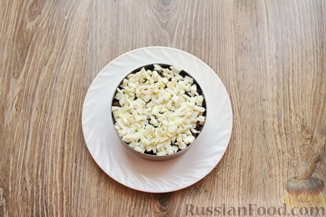 Фото приготовления рецепта: Слоеный салат с белыми грибами, картофелем и солёными огурцами - шаг №13