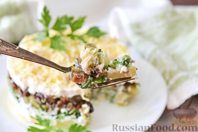 Фото приготовления рецепта: Слоеный салат с белыми грибами, картофелем и солёными огурцами - шаг №17