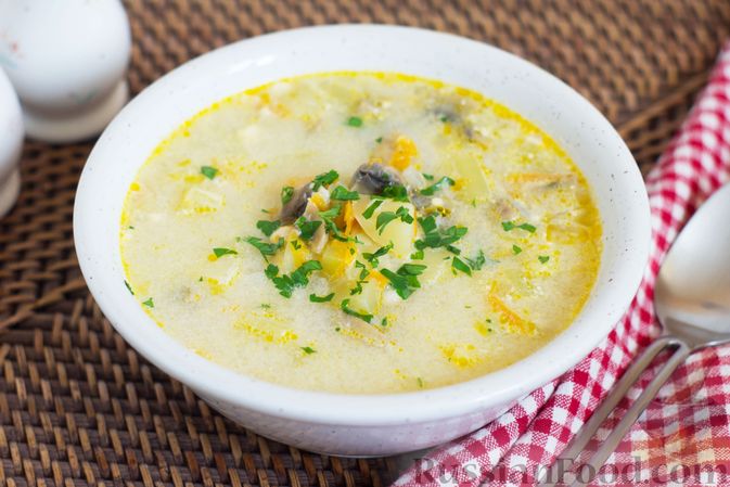 Фото к рецепту: Суп с шампиньонами, кабачками и плавленым сыром