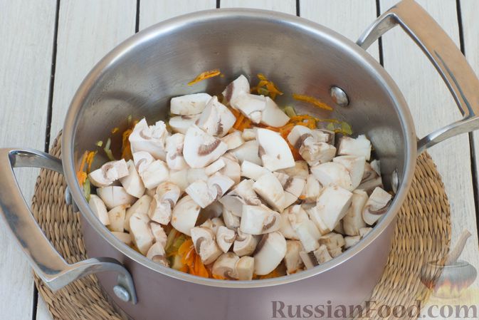 Фото приготовления рецепта: Суп с шампиньонами, кабачками и плавленым сыром - шаг №4