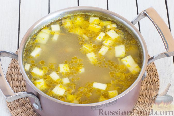Фото приготовления рецепта: Суп с шампиньонами, кабачками и плавленым сыром - шаг №8