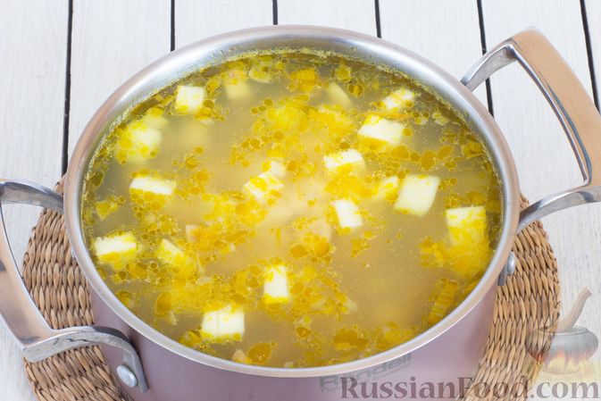 Фото приготовления рецепта: Суп с шампиньонами, кабачками и плавленым сыром - шаг №9