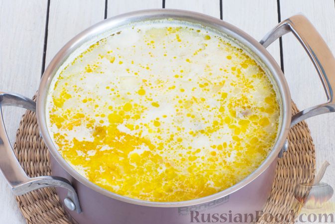 Фото приготовления рецепта: Суп с шампиньонами, кабачками и плавленым сыром - шаг №10