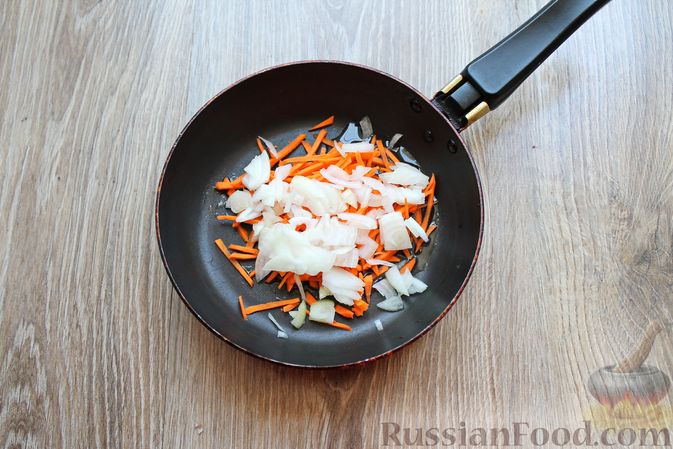 Фото приготовления рецепта: Суп с белыми грибами и плавленым сыром - шаг №4