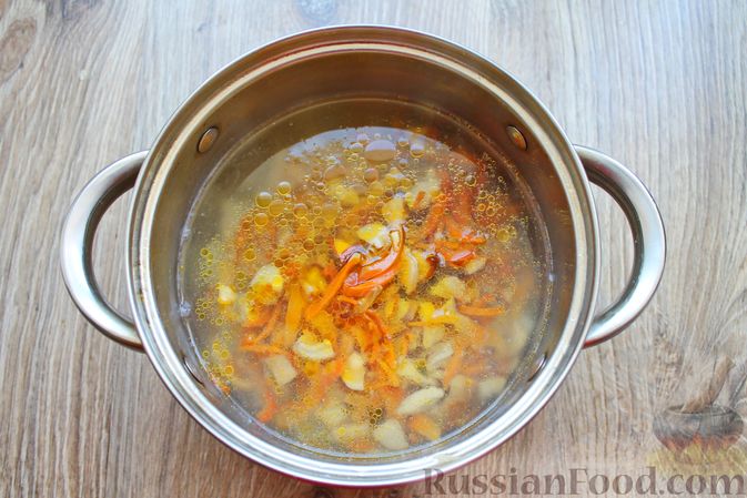 Фото приготовления рецепта: Суп с белыми грибами и плавленым сыром - шаг №10