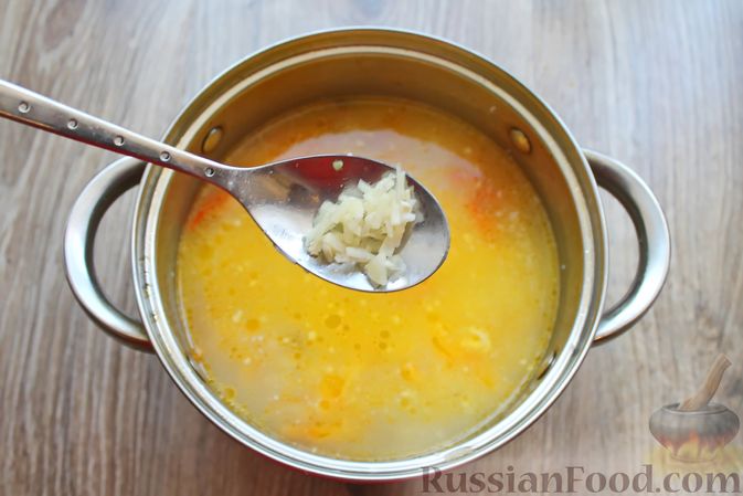 Фото приготовления рецепта: Суп с белыми грибами и плавленым сыром - шаг №12