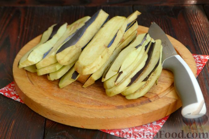 Фото приготовления рецепта: Жареные баклажаны с ореховым соусом - шаг №2