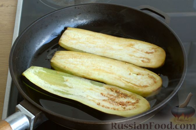 Фото приготовления рецепта: Жареные баклажаны с ореховым соусом - шаг №3