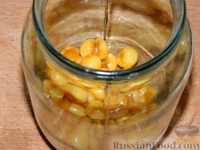 Фото приготовления рецепта: Компот из желтой черешни на зиму - шаг №1