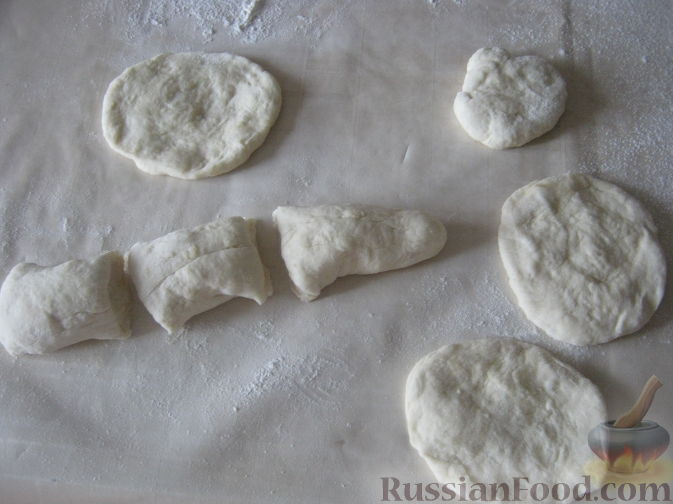 Фото приготовления рецепта: Жареные пирожки с абрикосами - шаг №8