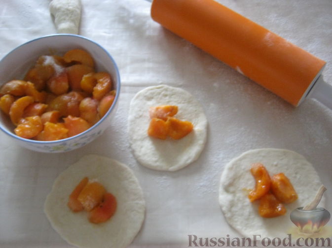 Фото приготовления рецепта: Жареные пирожки с абрикосами - шаг №9