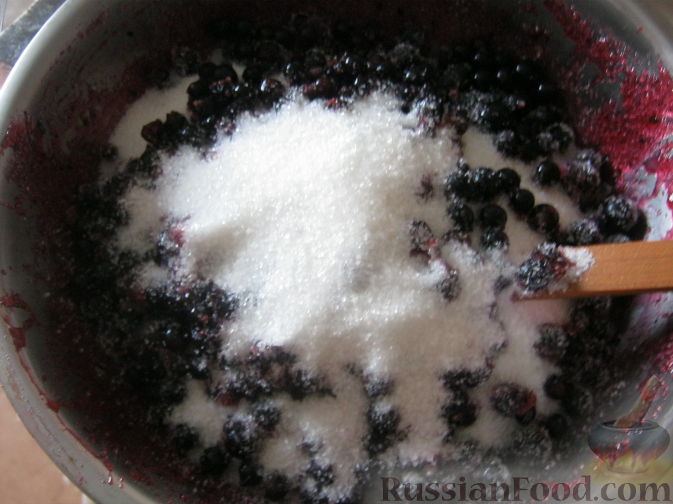 Фото приготовления рецепта: Черная смородина в собственном соку (заготовка на зиму) - шаг №4
