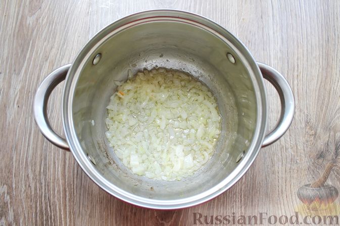 Фото приготовления рецепта: Суп с лисичками, сливками и обжаренным беконом - шаг №4