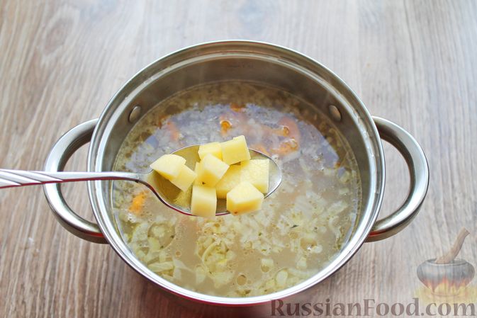 Фото приготовления рецепта: Суп с лисичками, сливками и обжаренным беконом - шаг №7