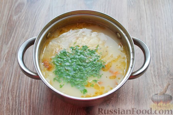 Фото приготовления рецепта: Суп с лисичками, сливками и обжаренным беконом - шаг №11