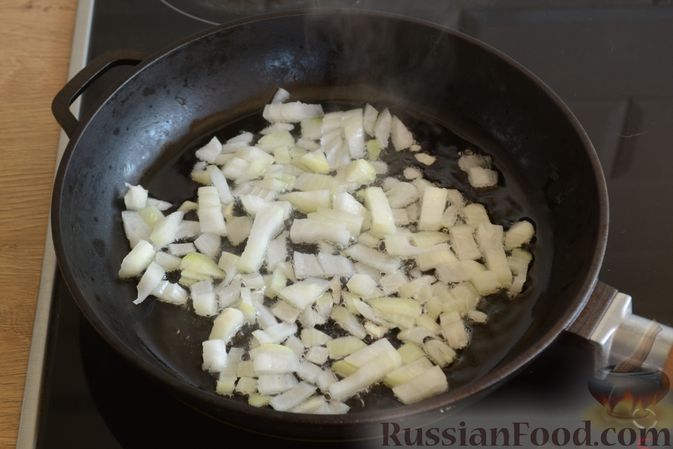 Фото приготовления рецепта: Омлет с баклажанами и болгарским перцем - шаг №3