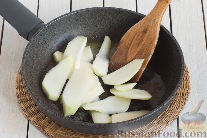 Фото приготовления рецепта: Ячневая каша с карамелизированными грушами - шаг №9