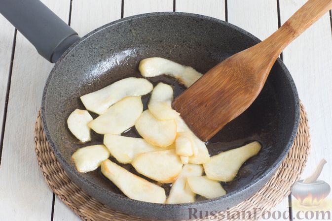 Фото приготовления рецепта: Ячневая каша с карамелизированными грушами - шаг №10