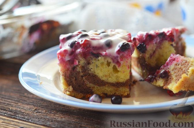 Фото к рецепту: Пятнистый пирог с ягодами и сметанной глазурью