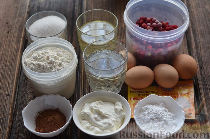 Фото приготовления рецепта: Пятнистый пирог с ягодами и сметанной глазурью - шаг №1