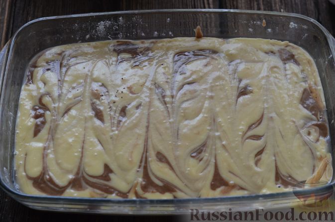 Фото приготовления рецепта: Пятнистый пирог с ягодами и сметанной глазурью - шаг №12