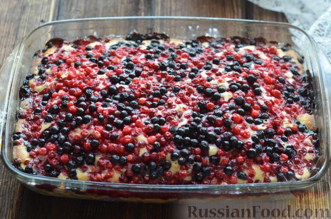 Фото приготовления рецепта: Пятнистый пирог с ягодами и сметанной глазурью - шаг №15