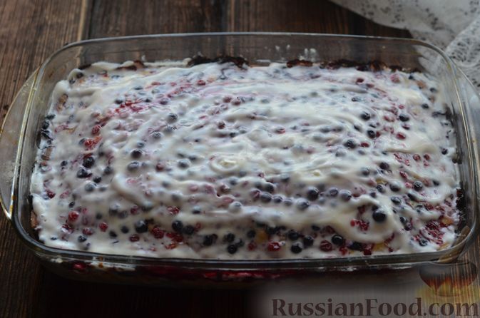 Фото приготовления рецепта: Пятнистый пирог с ягодами и сметанной глазурью - шаг №16