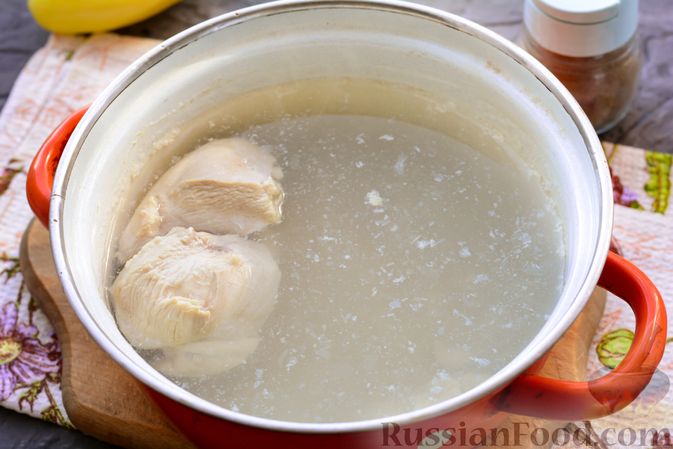 Фото приготовления рецепта: Суп с цветной капустой и шампиньонами - шаг №2
