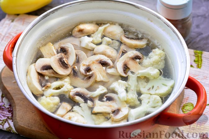 Фото приготовления рецепта: Суп с цветной капустой и шампиньонами - шаг №6