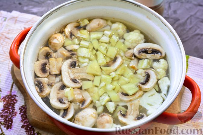 Фото приготовления рецепта: Суп с цветной капустой и шампиньонами - шаг №8