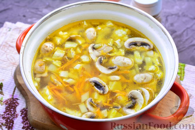 Фото приготовления рецепта: Суп с цветной капустой и шампиньонами - шаг №12