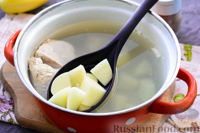 Фото приготовления рецепта: Суп с цветной капустой и шампиньонами - шаг №3