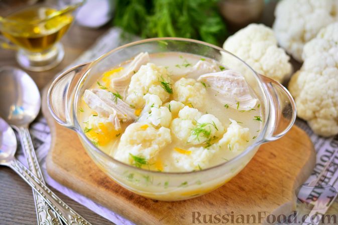 Фото к рецепту: Куриный суп с цветной капустой, рисом и сырными клецками