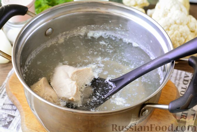 Фото приготовления рецепта: Куриный суп с цветной капустой, рисом и сырными клецками - шаг №2
