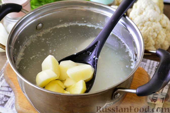 Фото приготовления рецепта: Куриный суп с цветной капустой, рисом и сырными клецками - шаг №4