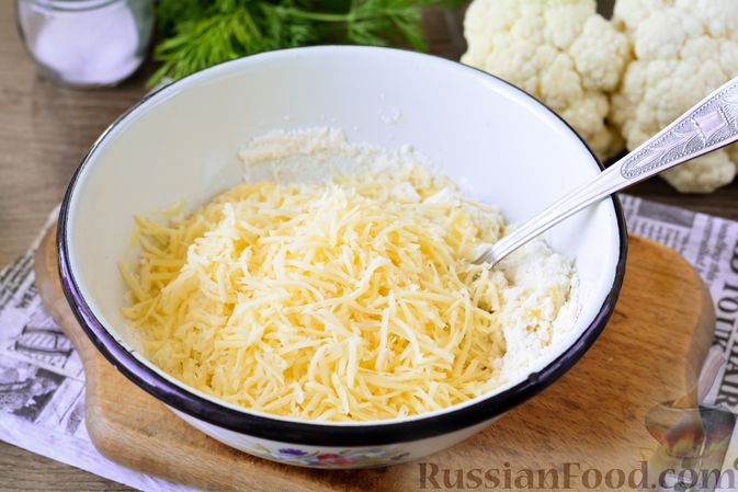 Фото приготовления рецепта: Куриный суп с цветной капустой, рисом и сырными клецками - шаг №8