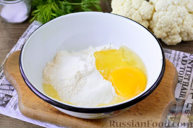 Фото приготовления рецепта: Куриный суп с цветной капустой, рисом и сырными клецками - шаг №7