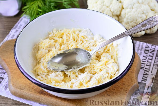 Фото приготовления рецепта: Куриный суп с цветной капустой, рисом и сырными клецками - шаг №9
