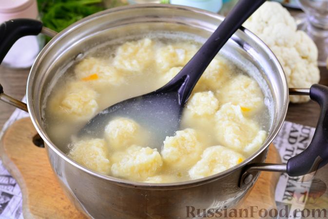 Фото приготовления рецепта: Куриный суп с цветной капустой, рисом и сырными клецками - шаг №12