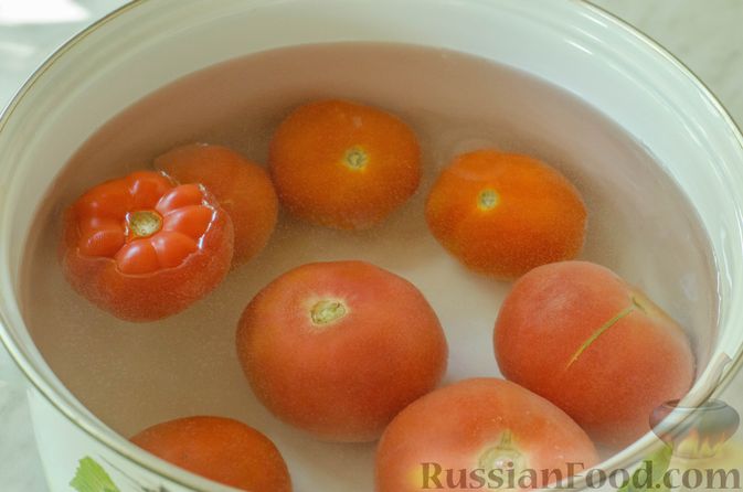 Фото приготовления рецепта: Холодный томатный суп с обжаренными баклажанами - шаг №3