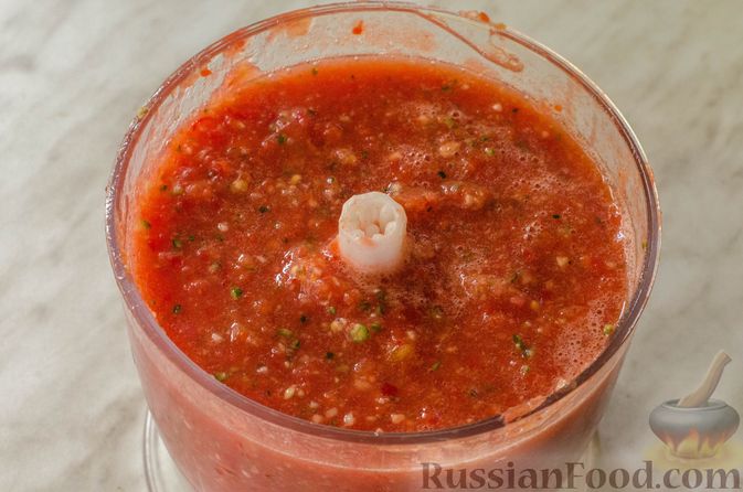 Фото приготовления рецепта: Холодный томатный суп с обжаренными баклажанами - шаг №8