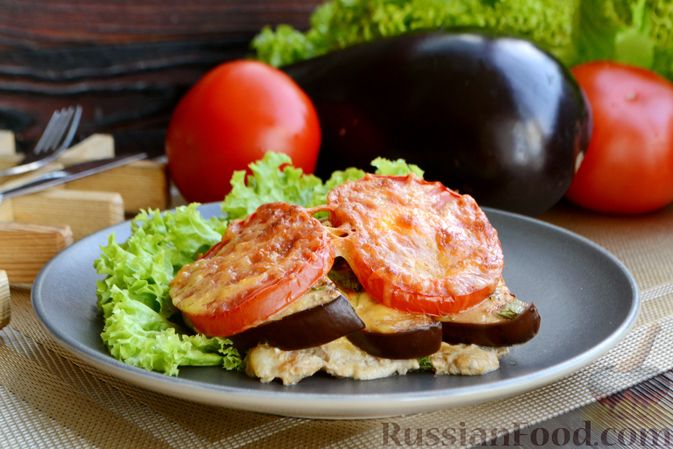 Фото к рецепту: Минтай, запечённый с баклажанами, помидорами и сыром