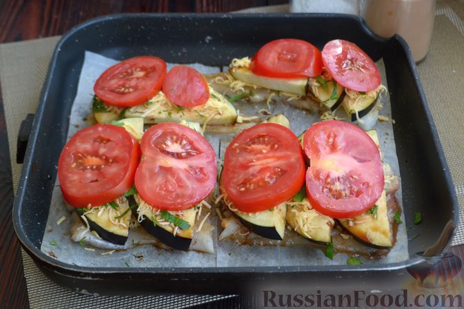 Фото приготовления рецепта: Минтай, запечённый с баклажанами, помидорами и сыром - шаг №8