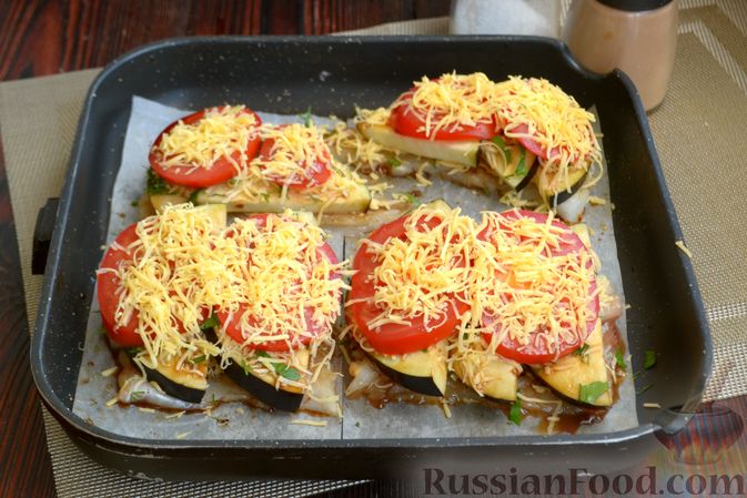 Фото приготовления рецепта: Минтай, запечённый с баклажанами, помидорами и сыром - шаг №9