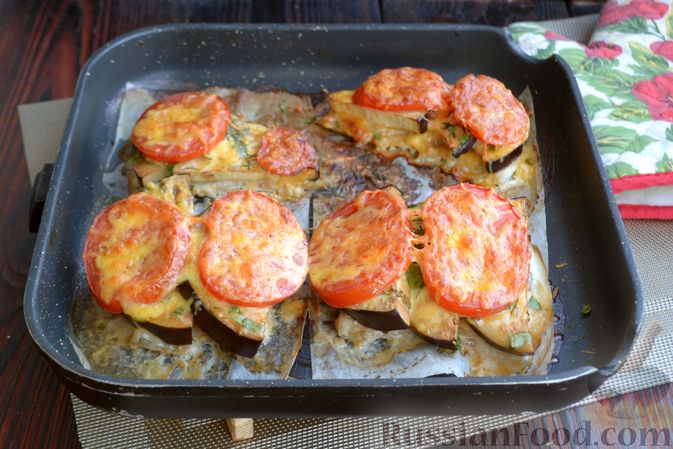 Фото приготовления рецепта: Минтай, запечённый с баклажанами, помидорами и сыром - шаг №10
