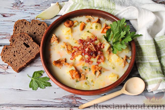 Фото к рецепту: Суп с лисичками, сливками и обжаренным беконом