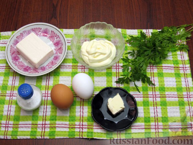 Фото приготовления рецепта: Омлет на майонезе, с плавленым сыром и зеленью - шаг №1